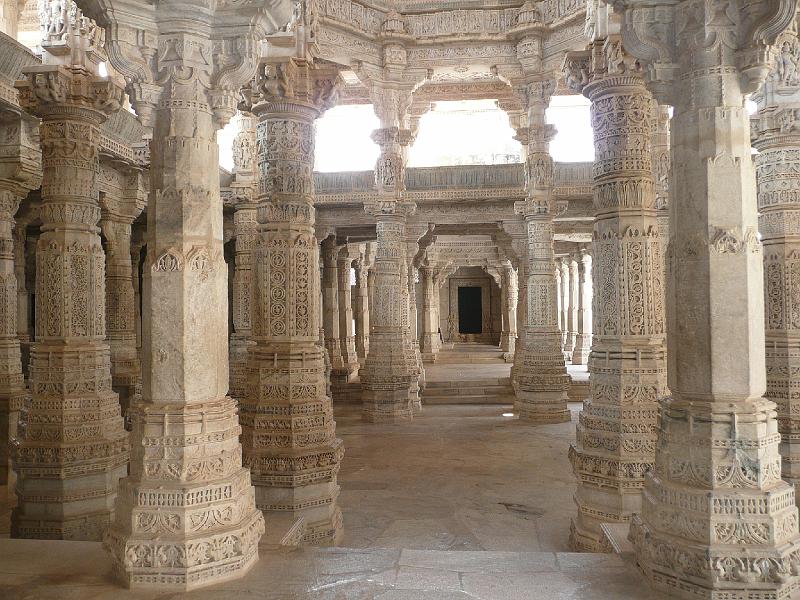 P1060276- Ranakpur - temple adinath.JPG - Colonnes de marbre du temple Adinath à Ranakpur